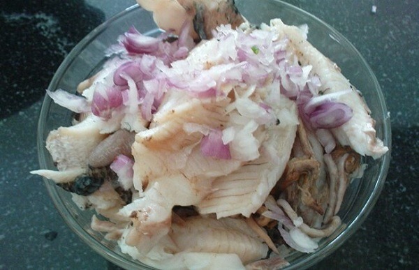 Cách nấu bánh canh cá lóc Huế ngon là ướp cá với gia vị khoảng 2 tiếng